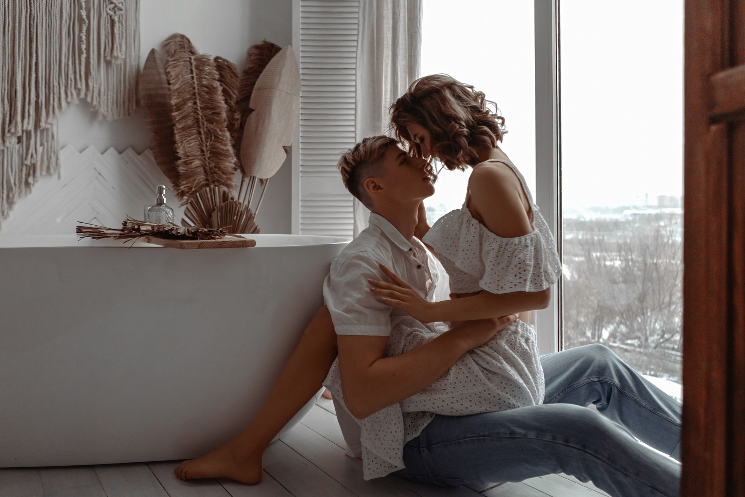 дівчина сидить в хлопця на колінах і дивиться йому в очі